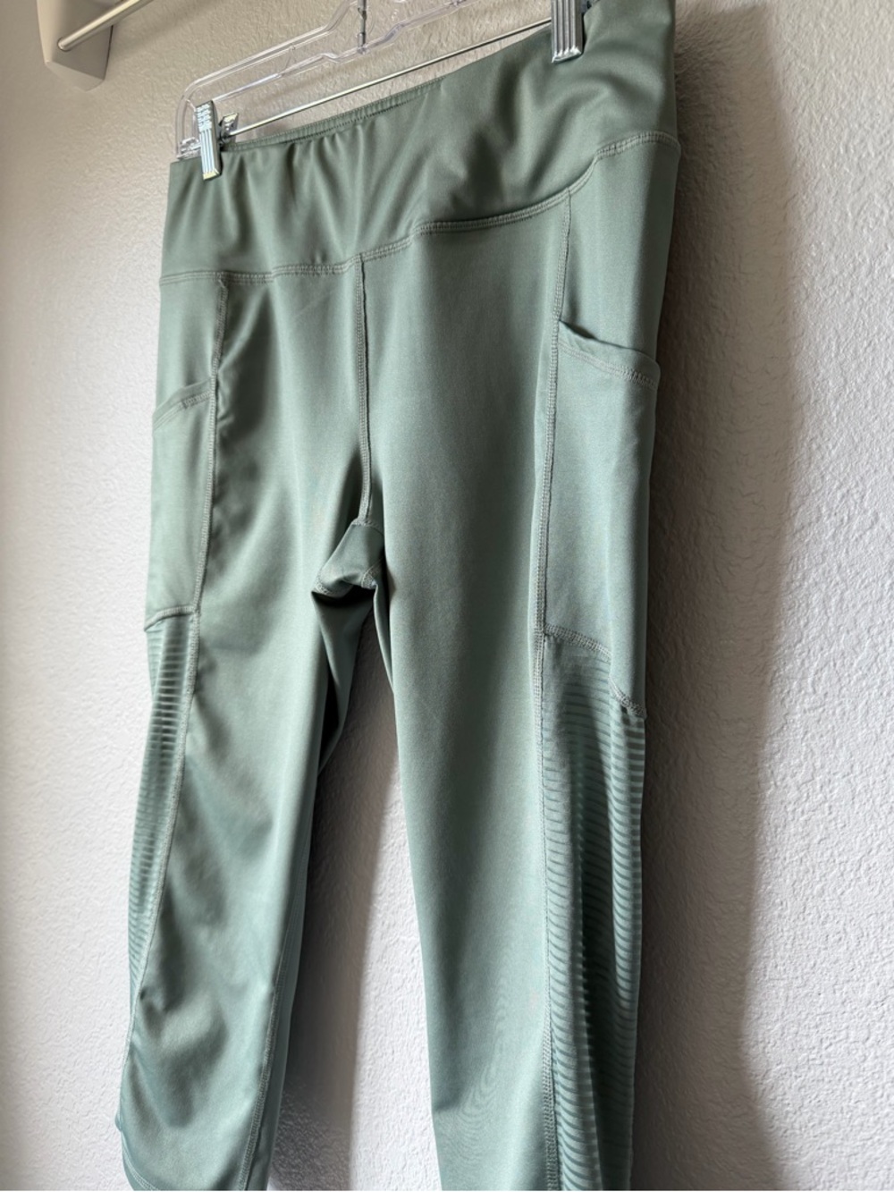 Reebok Focus Capri Compression Leggings: Side Pockets, EUC, Sage Green, Large - Picture 3 of 13